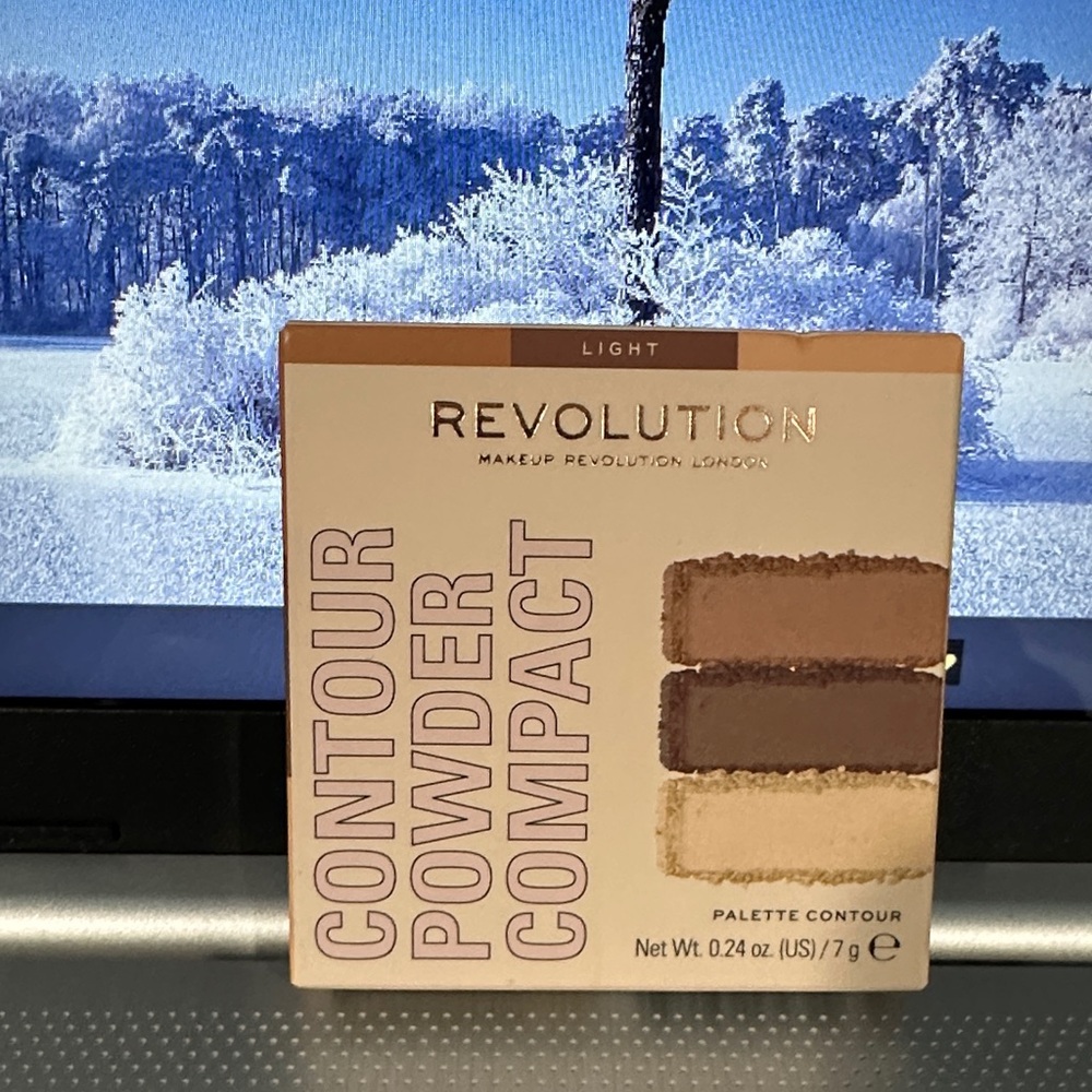 Revolution Contour Palette with Light and Brown Shades